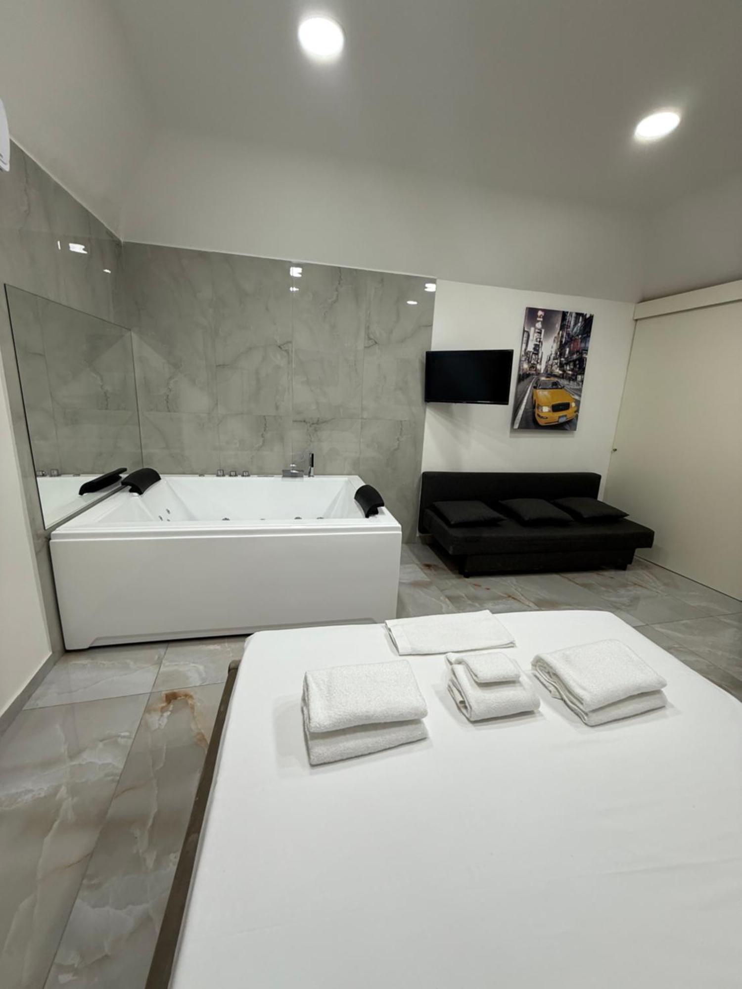 Caracciolo Suites 36 Neapel Exterior foto