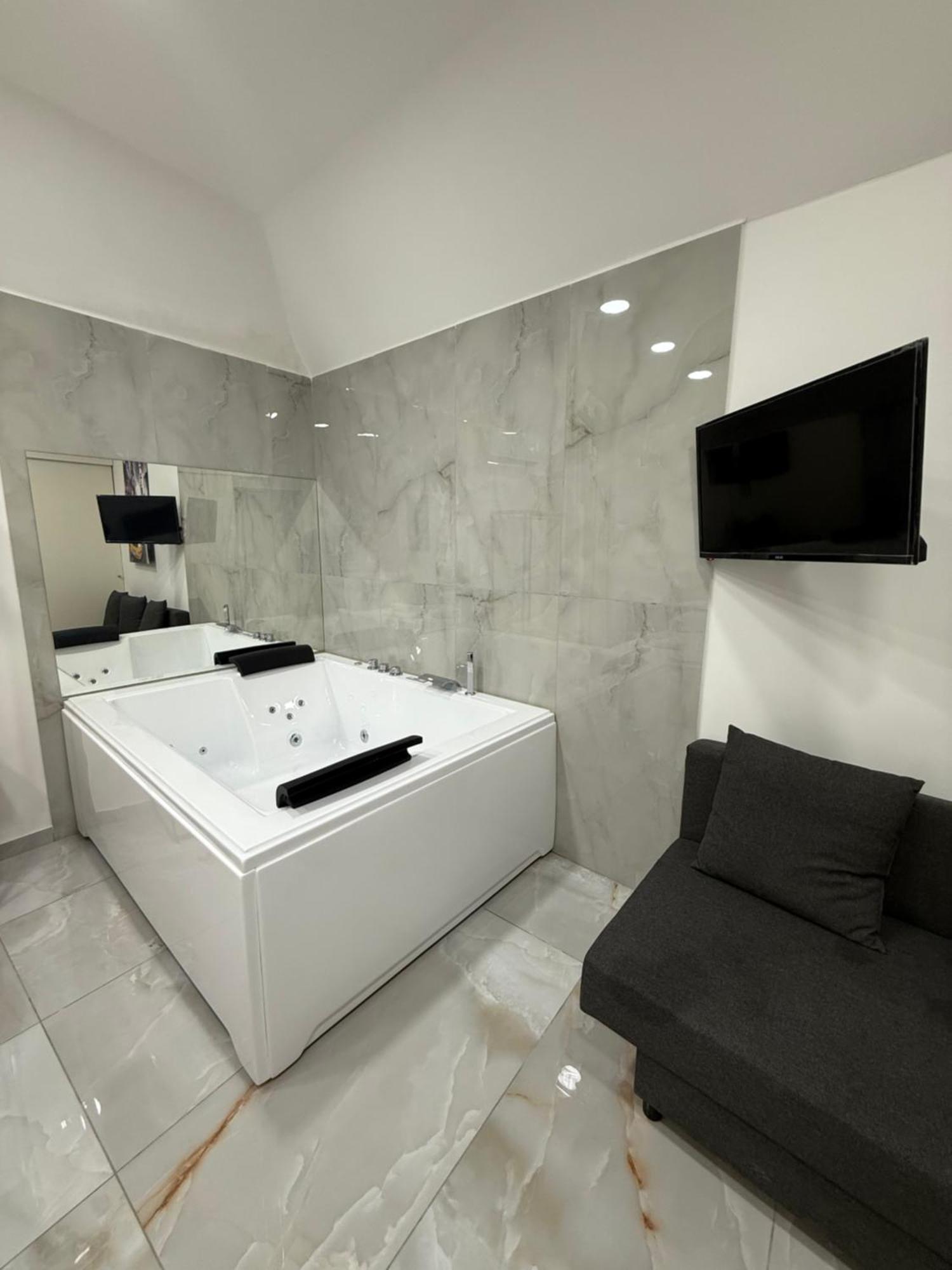 Caracciolo Suites 36 Neapel Exterior foto